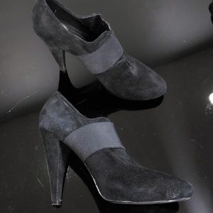 High heel shoes black